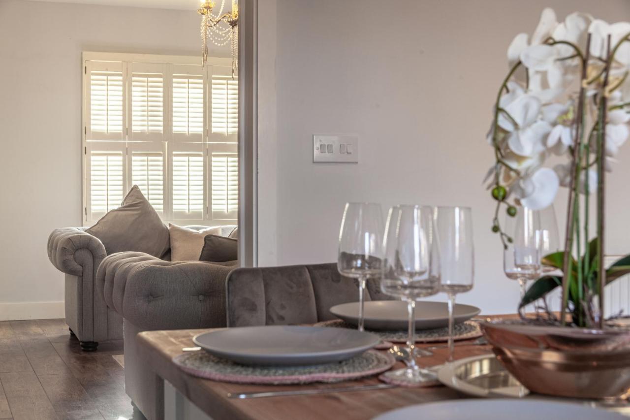 Modern 3 Bedroom House With Parking باث المظهر الخارجي الصورة
